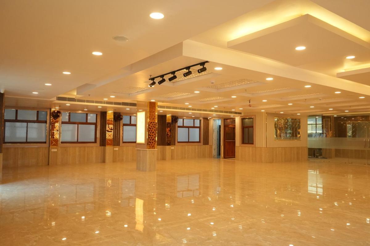 Hotel Golden Palace ラクナウ エクステリア 写真